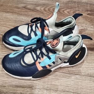 Kids Nike Sneakers Size 6 Sneakers in Navy and Light Blue